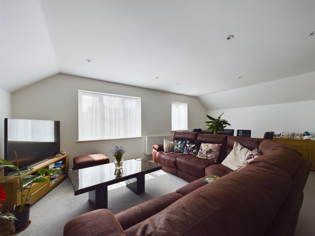 Lot: 6 - WELL PRESENTED TWO-BEDROOM COACH HOUSE - Living room